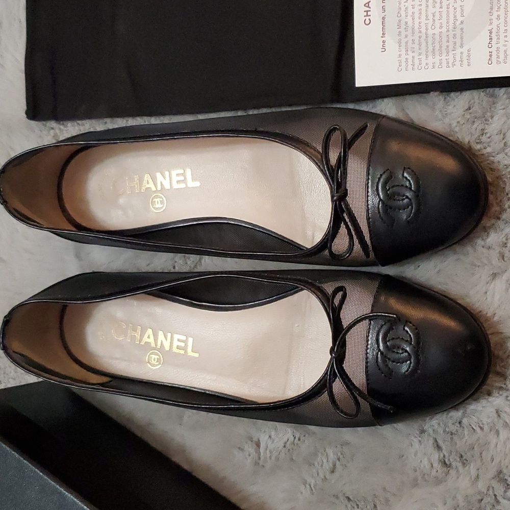 CHANEL Black Flats with Bow Detail - Picture 2 of 16